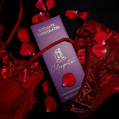 Cleopatra Intimate Chocolate Bars For Uplifting Mood, Vitality, More Desire & Enjoyment Best Gift Set Ideal For Men & Women, 60g With 1 Handcuffs (Hathkadi), 1 Blindfold & 2 Dice